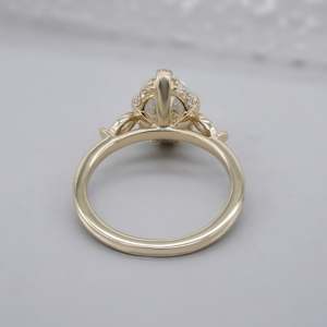 Anillo de Compromiso Vintage en Oro Amarillo con Halo Oculto, Diamante Ovalado Cultivado en Laboratorio, Diseño de Tres Piedras, Certificado IGI - Product Image 4