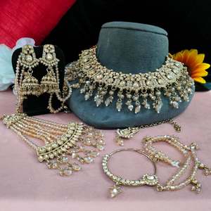 Ensemble de colliers suspendus et Kundan de perles de qualité supérieure avec Maang Tikka et Pasa (bijoux frontaux) respectueux de la peau et anti-ternissement - Product Image 3