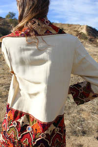Superbe veste d'été brodée à la main 100 % coton, coupe trapèze, avec col châle, poignets, partie inférieure grande taille et détails miroir - Product Image 2