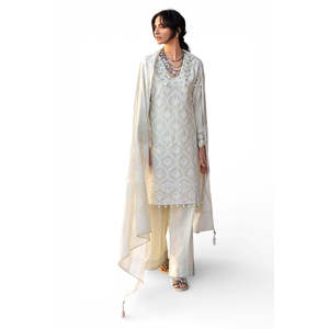 DN-52033 Conjunto de traje de tela de algodón bordado Schiffli de 3 piezas con dupatta de encaje, incluye características de estampado de laca bordado - Product Image 4