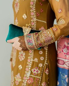 Heavy Fox Georgette Mahendi y función Haldi Wear Top y traje Sharara con borde de encaje Work Dupatta Set - Product Image 4