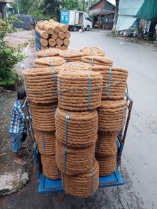 Rouleau de corde de fibre de noix de coco naturelle de vente chaude avec le meilleur prix, corde de coco de noix de coco naturelle écologique, corde forte de fibre de coco torsadée à la main - Product Image 5