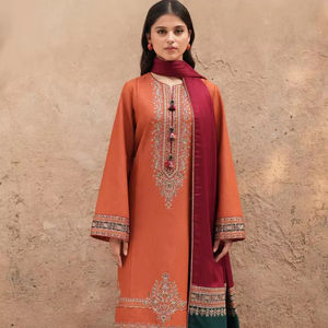 Costume trois pièces d'hiver pour femmes Dhanak Color Embroidered Sweat Suit Pakistanais/Indiens Ethniques Wear - Product Image 1