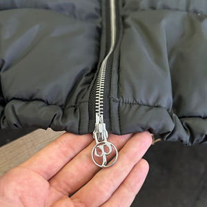 Chaquetas acolchadas negras de lujo para hombre, chaqueta de calle cálida de invierno para hombre, Abrigo acolchado con capucha y logotipo bordado grueso, ropa de moda - Product Image 4