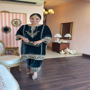 Conjunto de kurta palazzo de terciopelo de diseñador con rico trabajo de lentejuelas en la parte delantera y trasera, combinado con una elegante dupatta de encaje de organza. - Product Image 3