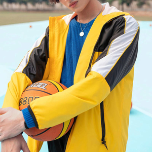 Personnaliser le style et la conception Streetwear Polyester Softshell imperméable Sports de plein air course coupe-vent veste de pluie pour hommes - Product Image 1