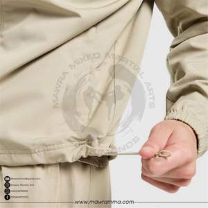 เสื้อแจ็คเก็ตกันลมแบบมีโลโก้สั่งทำพิเศษ ระดับพรีเมียม สำหรับทุกเพศ ระบายอากาศได้ดี คุณภาพสูง เหมาะสำหรับออกกำลังกาย ฝึกซ้อม กันน้ำ ลายพรางแบบต่อผ้า - Product Image 5