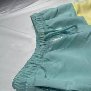 กางเกงขาสั้นชายหาดของผู้ชาย100% โพลีเอสเตอร์สไตล์ลำลองเป็นมิตรกับสิ่งแวดล้อมลายพื้นดีไซน์ตามสั่งฤดูร้อน2023 - Product Image 5