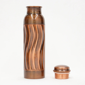 Nouvelle bouteille en cuivre de lancement avec bouteille d'eau en cuivre de finition antique de qualité supérieure avec conception en relief Botte en cuivre pur - Product Image 2