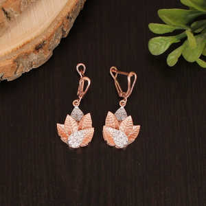 Vente en gros de boucles d'oreilles en argent sterling 925 avec manchette en or et pierre CZ blanche pour les mariages - Product Image 4