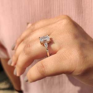 Anillo de compromiso con cinco diamantes de corte esmeralda - Product Image 3