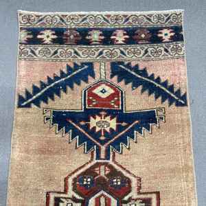 Alfombra Turca Vintage de 2.3x6.3 pies, Alfombra de Lana con Estampado Animal Azul - Product Image 2