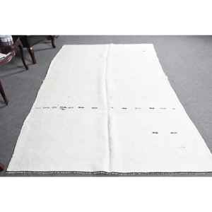 Alfombra Vintage Grande de 5.4x8.6 pies (165x262 cm), Alfombra Turca Kilim a Cuadros Blancos - Product Image 1