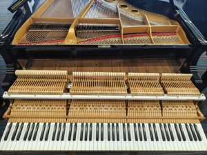 Piano à queue Yamaha G5E d'occasion en excellent état, livraison rapide, finition élégante d'origine, touches lisses, fabriqué au Japon G5 - Product Image 5
