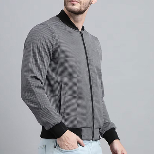 เสื้อแจ็คเก็ตบอมเบอร์ผู้ชายสีตามสั่งสำหรับใส่กลางแจ้ง ราคาถูก น้ำหนักเบา ผ้าใส่สบาย บริการ OEM ODM ออกแบบได้ - Product Image 3