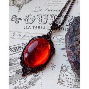 Collana con Ciondolo in Stile Gotico Vintage con Cristallo Rosso Viola Stardust e Cammeo, Ciondoli e Charms di Lusso in Cristallo - Product Image 3