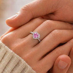 Anillo de Plata Simple con Corazón Rosa de Hallmark, Ajustable, con Incrustaciones, Joyería Moderna, Talla Única, Anillo de Aleación para Compromiso - Product Image 1