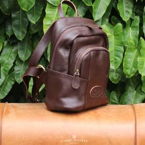 Mochila de piel de vaca auténtica hecha a mano para mujer, moderna y práctica con textura suave y acabado Premium - Product Image 3