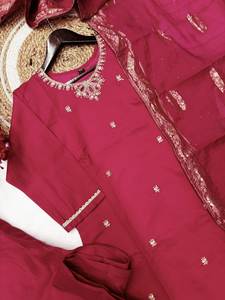 Con hermoso conjunto de traje pesado con intrincado bordado a mano Zari tejido combinado con pantalones a juego y encaje Dupatta - Product Image 6