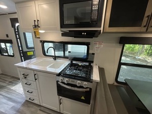 VENDEDOR VERIFICADO: Remolque J-a-y-c-o J-a-y F-l-i-g-h-t Slx 210QB USADO, modelo 2026, listo para la venta - Product Image 4
