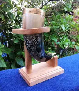 Corne à boire de buffle de style viking avec support en bois, corne à boire de buffle traditionnelle viking et logo gravé à la main - Product Image 4