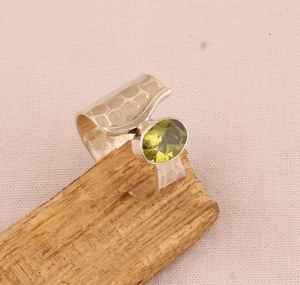 Anillo de peridoto Natural martillado de Plata de Ley 925 sólida, banda elegante de diseñador hecha a mano, regalo de aniversario de boda para mujer - Product Image 4