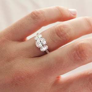 Anillo de compromiso de 3 piedras CZ blancas de corte ovalado de 10x8mm en plata chapada en oro | Joyería nupcial clásica para boda - Product Image 5