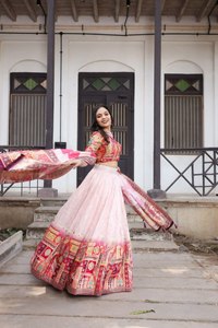 NUEVO DISEÑO MODERNO DE LEHENGA CHOLI EN TELA DE RAYÓN ESTAMPADA, JACQUARD Y SEDA, CON DISEÑO LISO PARA FIESTAS/DIWALI/BODAS, TODAS LAS TEMPORADAS, REVERSIBLE - Product Image 4