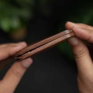 กระเป๋าสตางค์หนังแท้สีน้ำตาลแบบพับสองตอน งานแฮนด์เมดสุดคลาสสิก พร้อมการรับประกัน 5 ปี และลายปั๊มนูน สำหรับผู้ชาย - Product Image 3