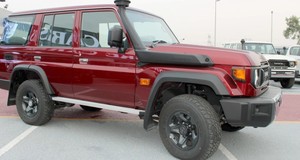 Rojo 2025 para Land Cruiser LC76 Hardtop Izquierdo Diésel Usado con Techo Solar Arranque Remoto Asientos Transmisión Automática Interior Claro - Product Image 3