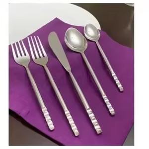 Ensemble de couverts en or rose mat, collection de couverts élégants, parfait pour les repas quotidiens et les fêtes ou pour un usage quotidien - Product Image 2