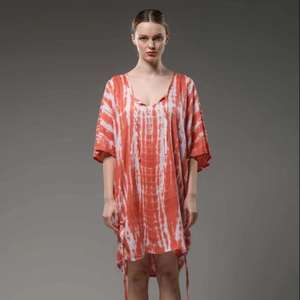 Robe kaftan tie-dye pour femmes, rouge corail, kaftan court à coupe ample, vêtements de plage estivaux - Product Image 1