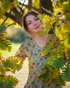 Vestido Vanessa Estampado a Mano, Estilo Bohemio, Floral, Verde y Rosa, Largo hasta la Pantorrilla, Informal, Ocasional, Hecho a Mano, Moda Ética - Product Image 2