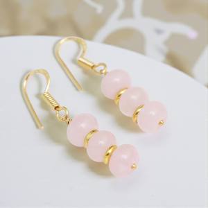 Vente en gros de boucles d'oreilles en perles de calcédoine rose-Boucles d'oreilles en pierre naturelle plaquées or faites à la main Bijoux pour femmes - Product Image 1