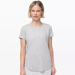 Camiseta ecológica de alta calidad para mujer Nueva llegada con logotipo personalizado Cuello redondo Color sólido Mangas cortas en oferta Precio bajo - Product Image 1