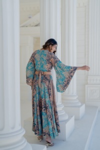 Ensemble assorti imprimé floral olive : haut cache-cœur à manches bouffantes et jupe midi taille naturelle, écoresponsable, idéal pour les voyages estivaux en bord de mer - Product Image 2