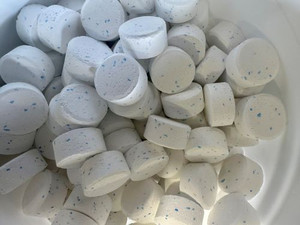 Tablettes effervescentes blanches rondes pour piscine, bonbons fruités acidulés, logo personnalisé en relief, approvisionnement en vrac, nettoyant pour piscine, chlorinateur - Product Image 1