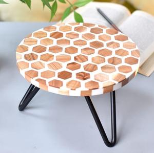 Soporte para tartas con incrustaciones de resina epoxi con patas de metal dorado, Soporte redondo personalizado para cumpleaños y eventos de boda al mejor precio - Product Image 6