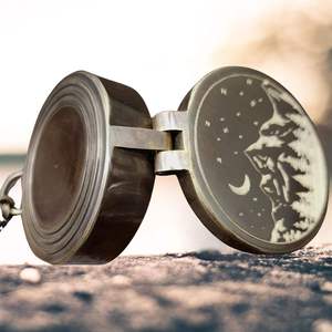 Boussole artisanale en laiton vieilli gravée avec le nom de la route des montagnes, avec étui en cuir estampé pour vos aventures, cadeau pour homme - Product Image 2