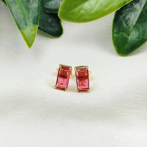 Boucles d'oreilles clous en quartz rubis artisanal, pierre de naissance baguette |   Bijoux plaqués or en gros - Product Image 4