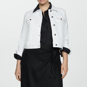 Veste en jean courte blanche pour femmes, classique, boutonnée, pour un look tendance au quotidien, élégant, streetwear et moderne - Product Image 3