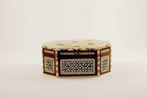 Boîte à bijoux élégante et moderne en bois gravé à motif floral, incrustation nacre, faite à la main, organisateur de rangement, décoration d'intérieur - Product Image 2