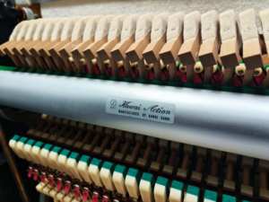 Piano droit KAWAI Kawai BL12, finition noire brillante, son riche, performance musicale professionnelle, piano d'exportation, excellente qualité sonore - Product Image 3