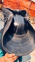 Chapeau rond noir vintage en cuir fait main de style médiéval pirate squelette