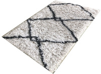 TAPIS EN COTON SHAGGY DE STYLE MAROCAIN TUFTÉ À LA MAIN COULEUR BLANCHE TAPIS ANTI DÉRAPANT MAROCAIN POUR VOTRE MAISON