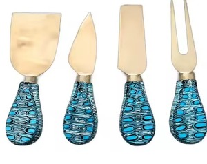 Ensemble de couteaux à fromage en métal doré tendance avec manche en résine pour la maison et l'hôtel Kits d'outils d'épandeur de beurre de fromage - Product Image 1