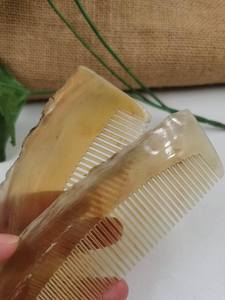 Peine Desenredante de Cuerno de Búfalo Orgánico Hecho a Mano, Pulido, Duradero, Antiencrespamiento y de Dientes Anchos para un Cabello Saludable - Product Image 4