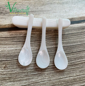 Caviar Mini Spoon Cuillères faites à la main Les cuillères sont fabriquées à partir de coquilles de nacre naturelle Parfait pour servir du caviar Taille 5.5cm - Product Image 1