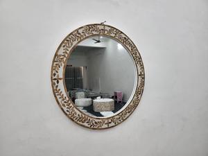 Miroir mural au design moderne, cadre en résine incrustée, cadre de miroir décoratif en bois et résine, élégant pour la décoration intérieure, en vente - Product Image 5