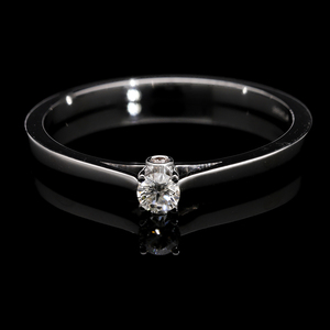 Bague de fiançailles solitaire minimaliste en or blanc 14 carats avec diamant brillant rond naturel au design élégant et moderne - Product Image 1